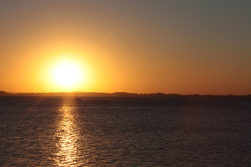 Por do sol no rio Guaíba em Porto Alegre