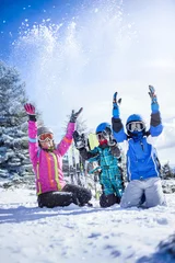 Crédence de cuisine en verre imprimé Sports dhiver Hiver, ski, soleil et plaisir - famille heureuse dans la station de ski