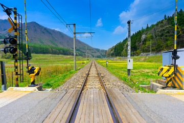 青空の下、田舎を走る日本の鉄道