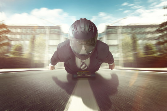 Businessmann auf Longboard in der Stadt