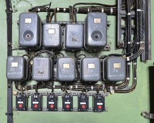 Кнопки и пускатели управления электроустановкой