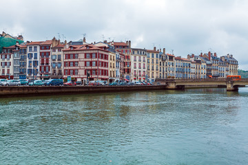 Obraz premium Old Houses along Nive River, Bayonne