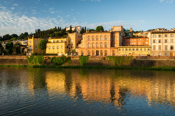 Fototapeta na wymiar Facades of the buildings on the Arno river