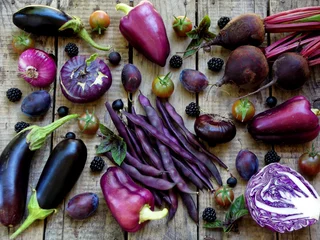 Cercles muraux Légumes légumes et fruits violets sur fond de bois - aubergine, chou-fleur, haricots verts, tomates cerises, prune, basilic, oignon, chou, poivron