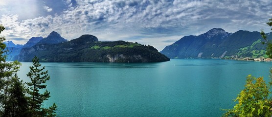Aussicht auf einen schönen see mit bergen