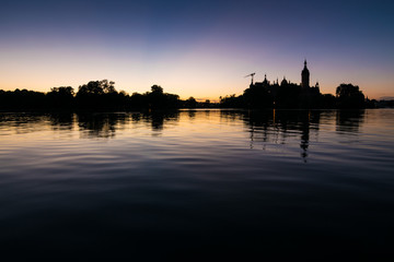 Naklejka premium Schloss in Schwerin im Abendlicht, Mecklenburg-Vorpommern in Deutschland