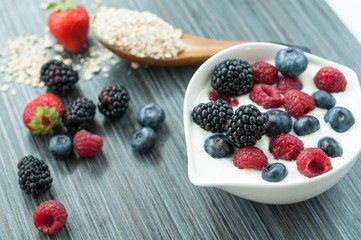 berries cereal yogurt