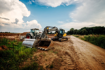 baufahrzeuge auf der baustelle