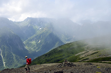 Fototapeta na wymiar 穂高連峰を振り返る登山者