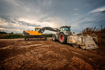 baufahrzeuge auf der baustelle