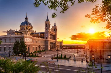 Crédence en verre imprimé Madrid Vue du coucher de soleil de la cathédrale Santa Maria la Real de La Almudena à Madrid, Espagne