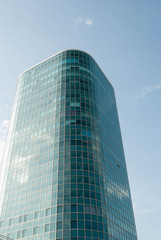 Obraz premium огромный стеклянный небоскреб