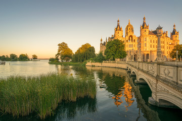 Fototapeta na wymiar Schloss in Schwerin im Sonnenuntergang, Mecklenburg-Vorpommern in Deutschland