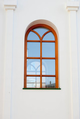 Старая церковь для молитв и поклонения с крестами витражами и окнами