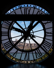 Naklejki  Widok przez wieżę zegarową muzeum d& 39 orsay bazyliki Sacre-Coeur.