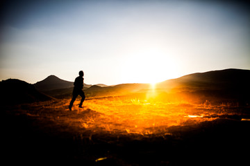 Obraz premium silhouette of man in the mountainous area athletes