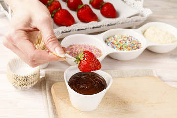 How to make chocolate dipped strawberries - tutorial