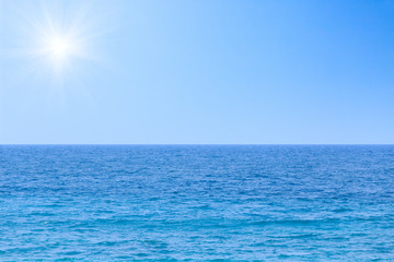 Naklejka premium Blue ocean and sun.
