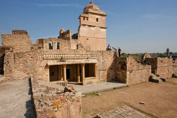 Deurstickers Vestingwerk Toeristen kijken torens in het doolhof van het grootste fort in Rajasthan, UNESCO Werelderfgoed