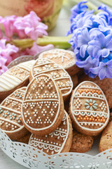 Fototapeta na wymiar Easter gingerbread cookies and spring flowers