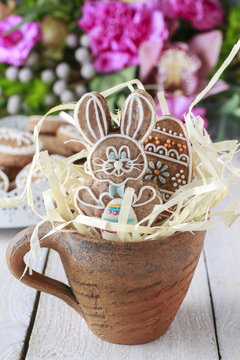 Easter gingerbread cookies and spring flowers