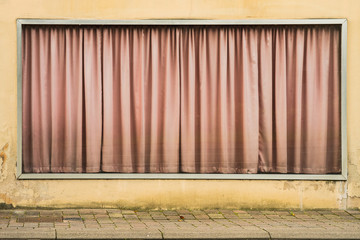 Hintergrund altes Schaufenster mit Vorhang in altrosa und Schmutz - Background old storefront with curtains in pale pink and dirt 