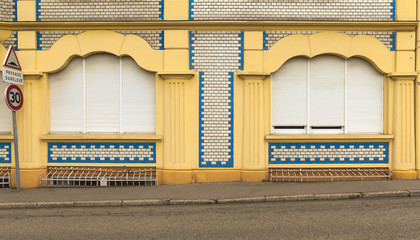 Hintergrund Fassade mit Kacheln und geschlossenen Rollläden 1950 - Background facade with tiles and closed shutters