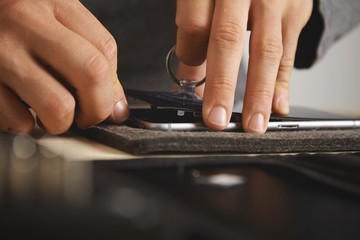 Master uses vacuum plug to change screen from broken phone, close view