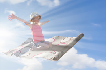 Mädchen auf einem fliegenden Teppich im Himmel