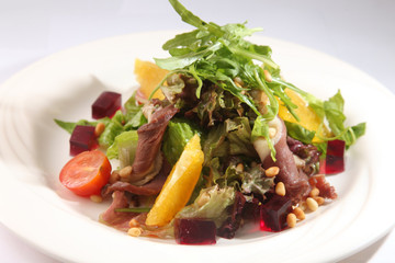 Salad with roast beef and orange