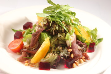 Salad with roast beef and orange