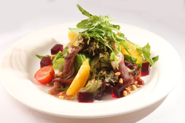 Salad with roast beef and orange
