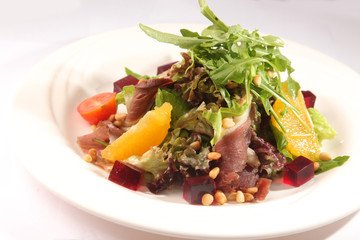 Salad with roast beef and orange