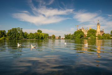 Obraz premium Schloss in Schwerin und Schweriner See, Mecklenburg-Vorpommern in Deutschland