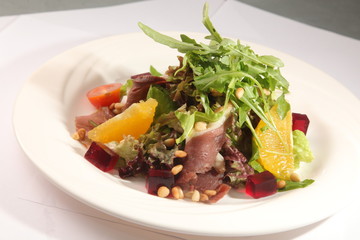 Salad with roast beef and orange