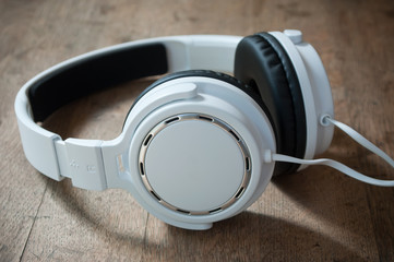 Casque audio blanc sur table en vieux bois