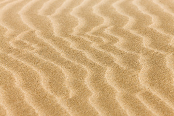 Fototapeta na wymiar piasek z falami - tekstury piasku na plaży