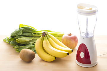 果物と野菜とミキサー