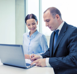 Fototapeta premium business team with laptop having discussion