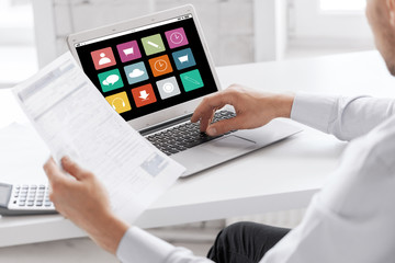 Obraz na płótnie Canvas businessman with laptop computer working at office