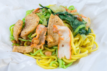 Thai yellow and green noodle with pork/meatballs/vegetable/spice