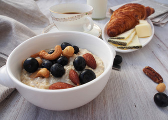 Oatmeal porridge with berries and nuts