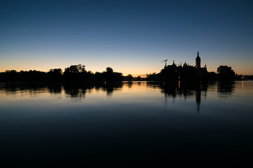 Fototapeta na wymiar Schloss und Schweriner See in Schwerin am Abend, Mecklenburg-Vorpommern in Deutschland