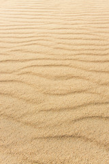 Fototapeta na wymiar piasek z falami - tekstury piasku na plaży