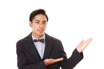 案内するウェイター