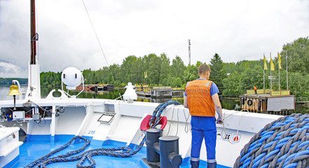 Marinero trabajando a bordo de un barco, Rusia © sanguer