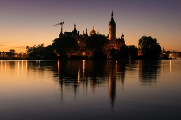 Fototapeta na wymiar Schloss und Schweriner See in Schwerin am Abend, Mecklenburg-Vorpommern in Deutschland