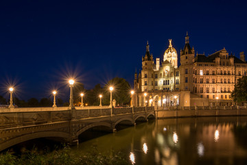 Fototapeta na wymiar Schloss und Schlossbrücke in Schwerin am Abend, Mecklenburg-Vorpommern in Deutschland