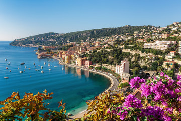 Fototapeta premium Panoramiczny widok na Lazurowe Wybrzeże w pobliżu miasta Villefranche-sur-