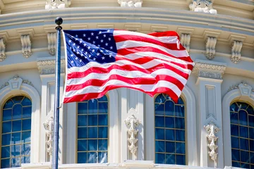 Crédence de cuisine en verre imprimé Lieux américains Le drapeau américain flotte devant le Capitole à Washington DC